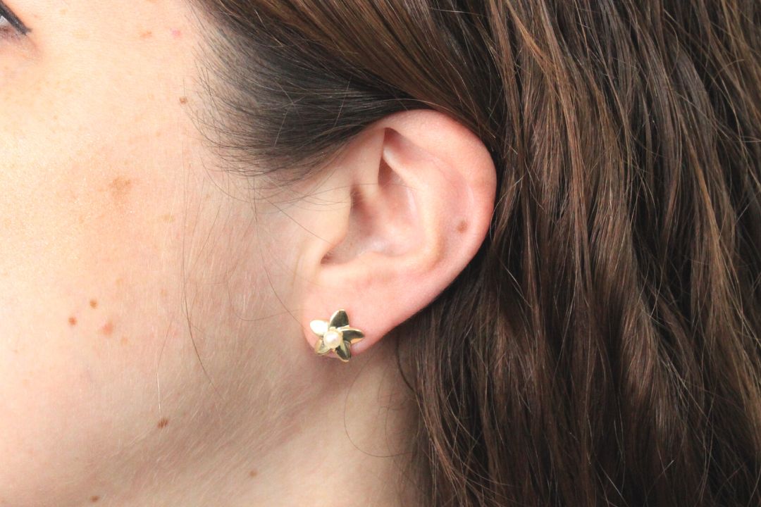 Arete de Flor con Perla mod. 4995 - Joyería Orovel’s